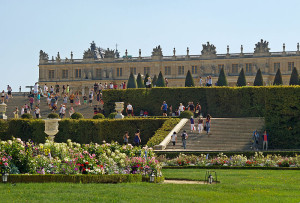 800px-Garden_facade_of_the_Palace_of_Versailles_1